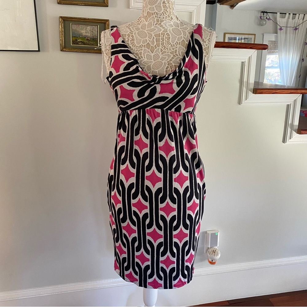 DIANE VON FURSTENBERG Silk Black & Pink Print Scoop Neck Sz 8